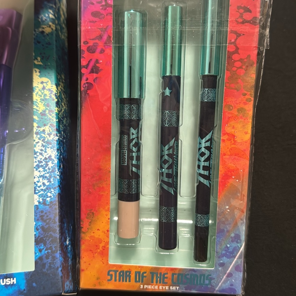 Thor makeup bundle - Picture 3 of 3